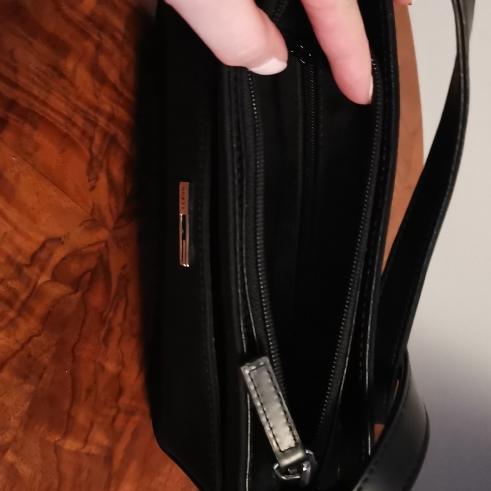Guess purse, on the small clutch size - Picture 3 of 4